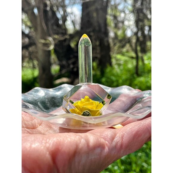 Vintage 1960s Reversed carved Lucite Yellow rose ring holder trinket Dish - Picture 4 of 10